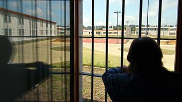 Gefängnisse überfüllt: Straftäter sollen jetzt zu Hause überwacht werden