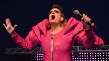 peaches in hamburg: das bindegewebe lässt nach, aber die lust am exzess bleibt