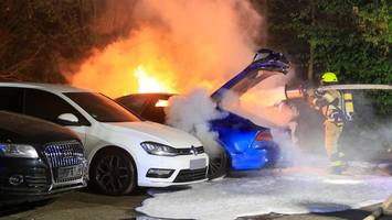 wohnviertel bei bremen: drei pkw stehen lichterloh in flammen