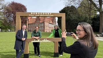 xxl-bilderrahmen vor dem schloss: bergedorf hat jetzt einen foto-hotspot