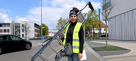 Mit Leiter, Lampe und Plastikeiern: Warum diese Augsburgerin gegen das „scheiß Taubenleid“ kämpft