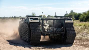 „Oma, steig auf!“: Ukrainischer Roboter rettet erschöpfte Seniorin aus zerstörtem Dorf