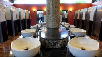 Familie muss Tankstellen-Toilette benutzen, weil sie keinen Kanalanschluss bekommt