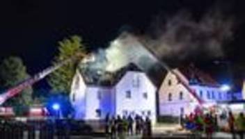 feuer in dachgeschosswohnung: feuerwehr birgt toten bei brand aus wohnung