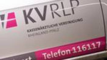 Krankenversicherung: Ärzte warnen vor Praxen-Sterben, Minister vor Klinik-Nöten