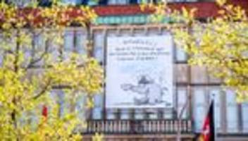 Nationale Maritime Konferenz: Ottifant mit Kapitänsmütze ziert Emder Rathaus zur Konferenz