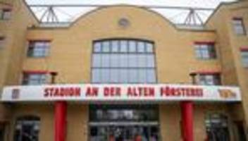 Neues Trainingszentrum: Fußballplatz auf dem Parkdeck: Union feiert Richtfest