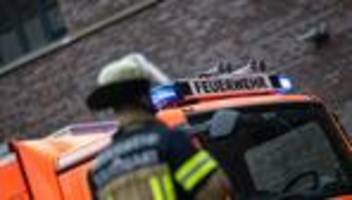 rauchvergiftung: essen auf dem herd und eingeschlafen: bewohner verletzt