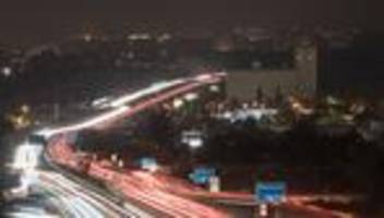 Staus, Verspätungen, Ausfälle: Staus und Zugausfälle - Wirtschaft schlägt Alarm