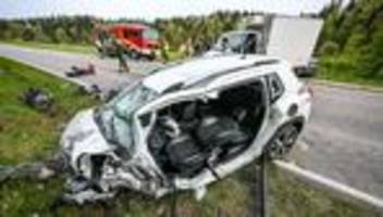 Unfall im Gegenverkehr: Auto kracht in Transporter - Fahrerin schwer verletzt