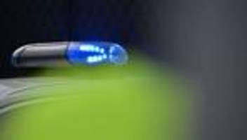 Unfälle: Autofahrer erfasst Fußgängerin und fährt davon