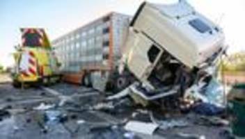 unfälle: lkw kracht in schwerlasttransport - stau auf a9
