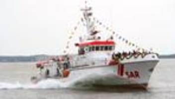 Unfälle: Paketauto rollt ohne Fahrer auf Schiff