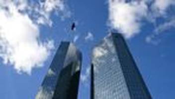 Zwischenbilanz: Deutsche Bank: Analysten erwarten geringeren Quartalsgewinn
