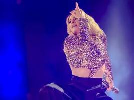 duldungsstarre: helene fischer scherzt über sex