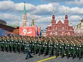 furcht vor ukrainischen drohnen: militärparade in moskau findet ohne panzer und raketen statt