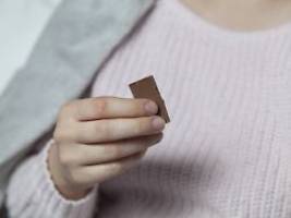 süßes erzeugt heimlich stress: warum man abends besser auf zucker verzichten sollte