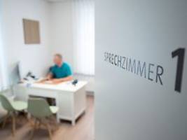 Warken verteidigt Sparpaket: So sollen die Krankenkassenbeiträge stabilisiert werden