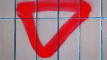 Antisemitisches Symbol an Klingel – Journalist in Berlin bedroht