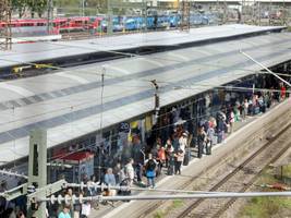 deutsche bahn: halt entfällt – zug schon voll