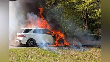 auto brennt komplett aus: mercedes suv steht an tankstelle in flammen
