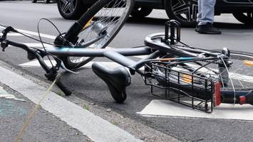 junge (11) wird auf dem rad von pkw in poppenbüttel erfasst – verletzt in klinik