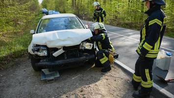 Mitten im Sachsenwald: VW fährt auf anderes Auto auf