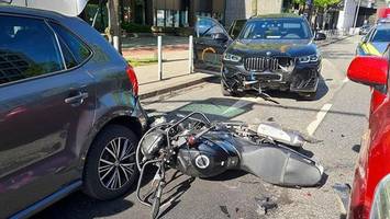 fahrlehrer kollidiert mit eigenem fahrschüler auf motorrad – mitten in der city