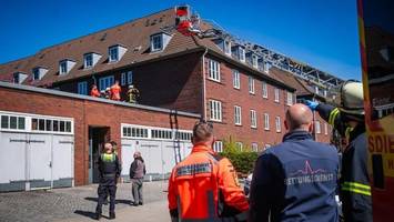 Freiheitsberaubung? Frau flieht aus Hamburger Wohnung und stürzt auf Vordach