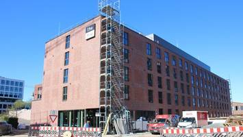 hotel im harburger hafen öffnet klammheimlich – so kommt man rein