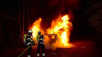 mercedes suv steht in lohbrügge in flammen und brennt völlig aus
