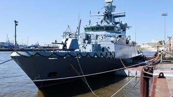 kriegsschifftaufe bei blohm+voss: marschmusik nach streit und pannen