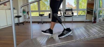 Marlies Eichner trainiert das Gehen mit Prothese