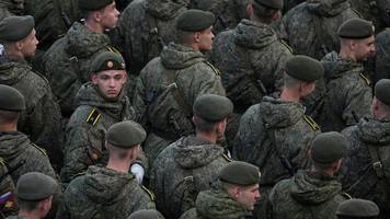 Russlands schmutziger Rekrutierungsplan: Wie Moskau Migranten in den Krieg treibt