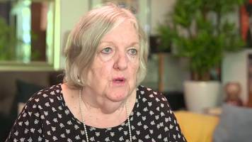 Kein Friseur, Fleisch, Kino: Brigitte (77) verzweifelt an Mini-Rente