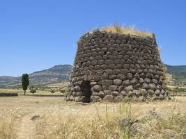 Dem Geheimnis auf der Spur: Warum stehen auf Sardinien sonderbare Türme?