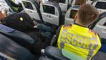 Abschiebungen aus Deutschland: Zahl der Abschiebungen sinkt erstmals seit fünf Jahren