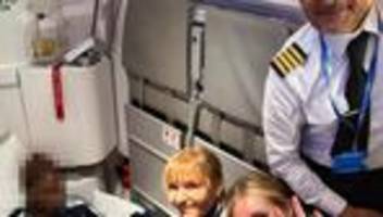 Geburt über den Wolken: Frau bringt in 10.000 Metern Höhe Kind zur Welt