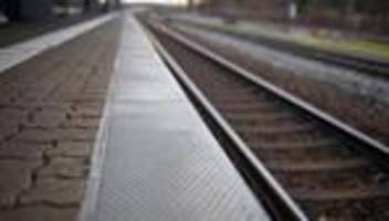 Kriminalität: Fan flüchtet nach Streit um Fußballfahne ins Gleisbett