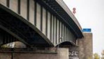 Streit um Großprojekt: Spatenstich unter Protest: Start für A59-Brücke