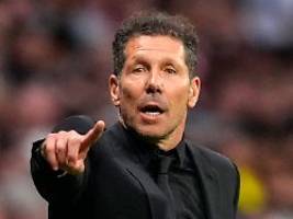 Absurde Szene in Königsklasse: Spieler läuft übers Wappen, Trainer-Hitzkopf Simeone platzt der Kragen