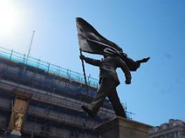 warnung vor patriotismus? : neue überlebensgroße banksy-statue in london aufgetaucht