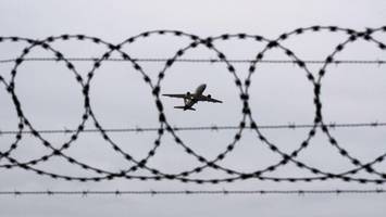 zahl der abschiebungen sinkt erstmals seit fünf jahren – auch wegen des krieges