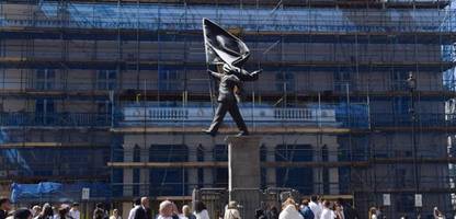 banksy platziert neue statue im zentrum von london