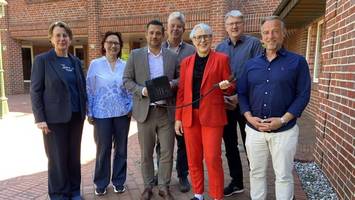 Bürgerservice am Telefon: Warum Anrufe jetzt immer in Elmshorn landen