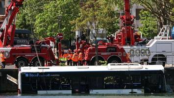 fahrschülerin lenkt bus in paris in die seine