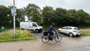 famila in pinneberg: zufahrt für bauarbeiten gesperrt, ampel regelt verkehr