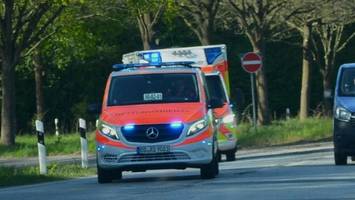 Schwer verletzt: 17-Jähriger fährt mit Motorroller gegen Auto