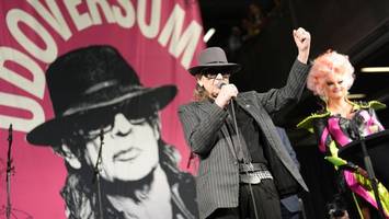 „udoversum“ in hamburg eröffnet: er malt sein ding, egal was die anderen sagen