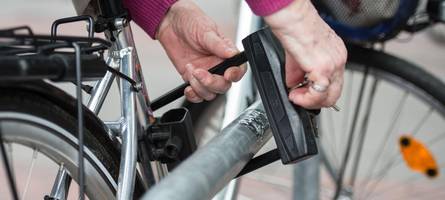 Abgestelltes Fahrrad überrollt und weitergefahren